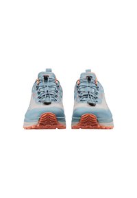Le scarpe sportive blu e grigie presentano un design texturizzato, lacci, un tirante e dettagli arancioni sulla suola e sul lato superiore. La suola in gomma offre una buona aderenza.