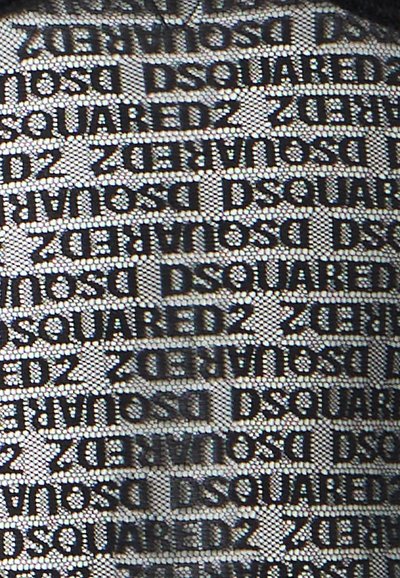 Texte noir répété "DSQUARED2" imprimé sur un fond en tissu blanc texturé.
