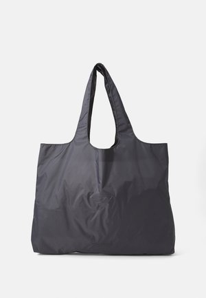Vouwbare draagtas in donkergrijs, gemaakt van lichtgewicht nylon, met een gladde textuur, dubbele schouderbanden en een subtiele logo-accent.
