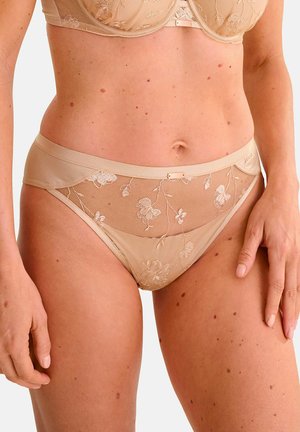 Slip beige in pizzo con ricami floreali, pannelli in rete trasparente e un girovita liscio. Presenta cuciture delicate e una consistenza morbida.
