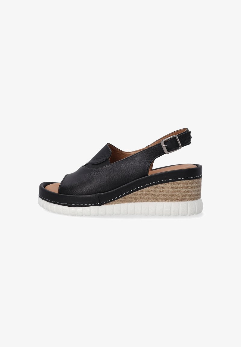 Černé kožené sandály na klínku s otevřenou špičkou, texturovaným svrškem, bílou prošívanou podrážkou a dřevěným akcentem na klínovém podpatku.