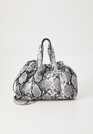 Sac à main imprimé serpent noir et blanc avec doubles poignées supérieures et bandoulière amovible sur fond uni.