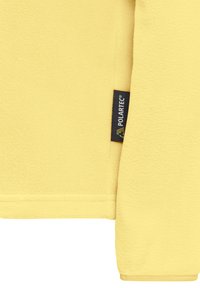 Fleecejack in zacht geel, met een gladde textuur, een ronde halslijn en een etiket op de mouw met 'POLARTEC' branding.