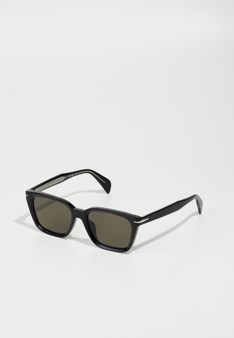 Ochelari de soare quadrati negri cu lentile întunecate, făcuți din plastic neted. Au accente metalice subțiri pe laturi.