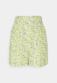 Květinové šortky vyrobené z lehké tkaniny s žlutým a zeleným vzorem na světlém pozadí. Mají vysoký pas a sklady.