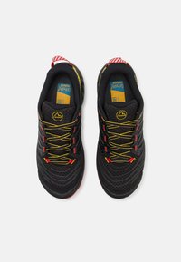 La Sportiva AKASHA II - Pārgājienu apavi - black/yellow
