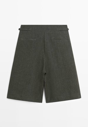Shorts gris foncé sur mesure arrivant au genou, avec deux poches passepoilées à l'arrière et des passants pour ceinture, présentés à plat sur fond blanc.