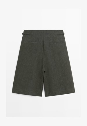 Shorts gris foncé sur mesure arrivant au genou, avec deux poches passepoilées à l'arrière et des passants pour ceinture, présentés à plat sur fond blanc.