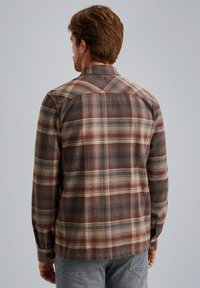 Bruine geruite flanellen shirt met roomkleurige en grijze strepen, met een puntkraag, knoopmanchetten en een enkele stoffen knoop op de achterkant.