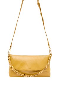 Borsa a spalla gialla in pelle con finitura testurizzata. Caratterizzata da una tracolla in catena dorata intrecciata e un semplice logo sul davanti.