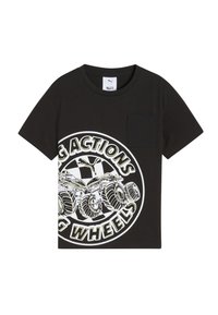 Schwarzes T-Shirt mit kurzen Ärmeln und Brusttasche, das ein großes weißes und gelbes Grafikmotiv von Monstertruck-Rädern zeigt, zusammen mit dem Text "GROßE AKTIONEN GROSSE RÄDER."