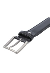 Crni kožni pojas s glatkom teksturom, sa srebrnom metalnom kopčom i čvrstom točkom za pričvršćivanje.