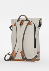 Zaino roll-top in tessuto beige chiaro. Presenta dettagli in pelle marrone, spallacci regolabili e tasche con zip laterali per riporre oggetti.