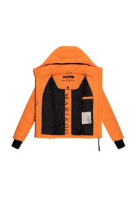 Orange pufferjacka med huva, elastiska ärmmuddar och en svart insida med ett märke och logotryck. Dragkedja fram.