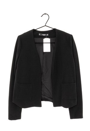 Czarna, teksturowana marynarka z otwartym przodem, dwoma przednimi kieszeniami, długimi rękawami i widoczną metką marki, wisząca na czarnym wieszaku na białym tle.