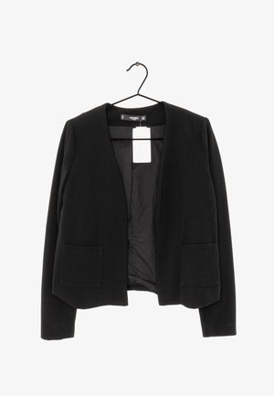 Zwarte gestructureerde blazer met open voorkant, twee voorzakken, lange mouwen en een zichtbaar merklabel, hangend aan een zwarte hanger tegen een witte achtergrond.