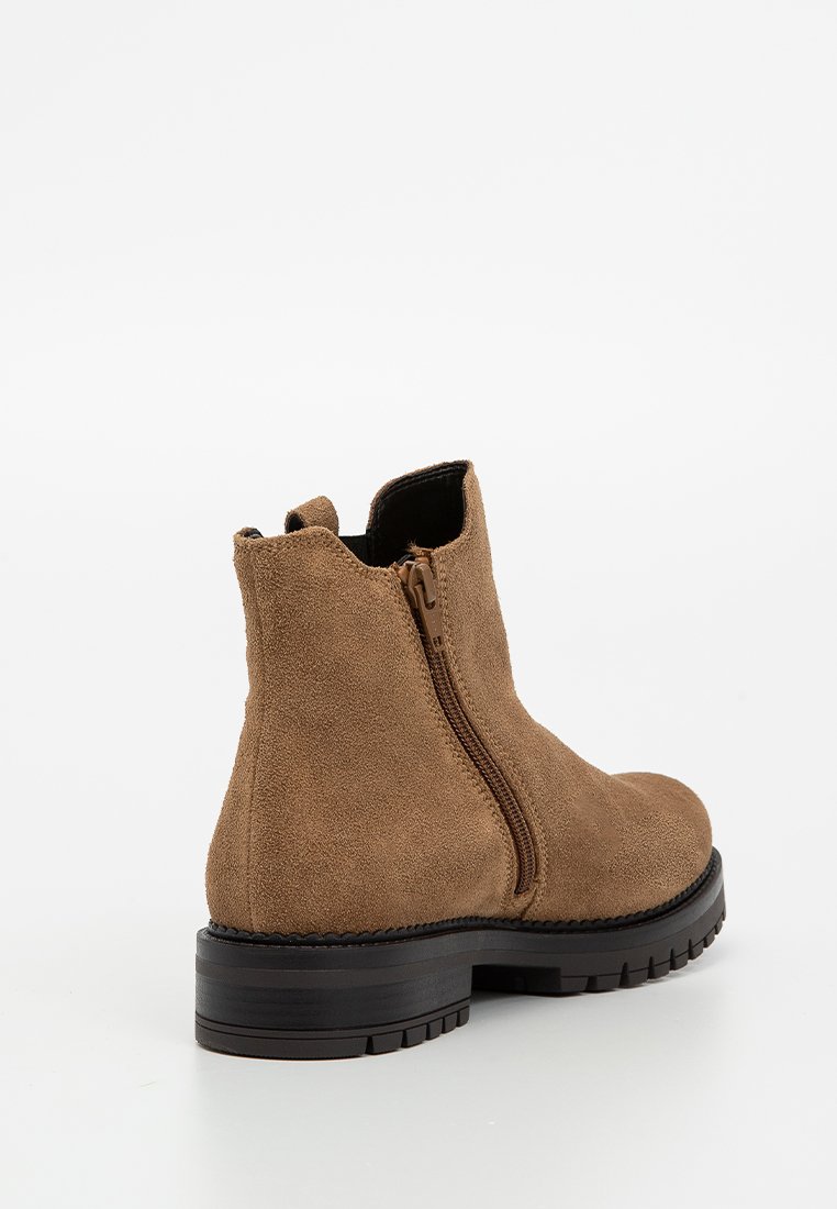 Brązowe zamszowe botki za kostkę z bocznym zamkiem błyskawicznym, okrągłym noskiem, teksturowanym wykończeniem oraz masywną czarną gumową podeszwą. Gładkie linie i minimalistyczny design.