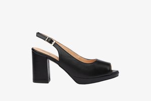 Zapato slingback de cuero negro con punta abierta, tacón ancho y bloque, y hebilla ajustable en la correa. Textura suave con un diseño minimalista.
