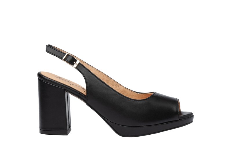 Zapato slingback de cuero negro con punta abierta, tacón ancho y bloque, y hebilla ajustable en la correa. Textura suave con un diseño minimalista.