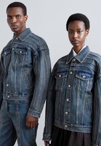 Feng Chen Wang DECONSTRUCTION OVERSIZED JACKET UNISEX - Chaqueta vaquera - blue