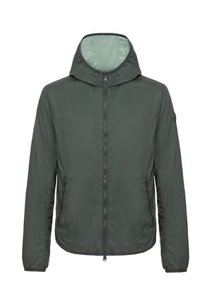 Jachetă ușoară verde, cu glugă, având o textură netedă, fermoar frontal și buzunare laterale. Fodera interioară este de un verde mai deschis.