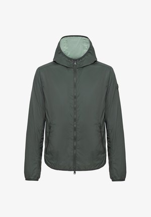 Giacca leggera verde con cappuccio, caratterizzata da una texture liscia, zip frontale e tasche laterali. L'interno è foderato di un verde più chiaro.