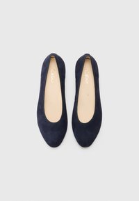 Bailarinas de camurça azul-marinho com bico arredondado, design minimalista e detalhes cosidos ao longo das bordas. Logótipo dourado na palmilha.
