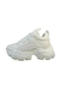 Sneaker de sport blanche avec une tige en cuir texturé, semelle en caoutchouc épaisse et design à lacets. Présente un logo sur le côté et une languette rembourrée.
