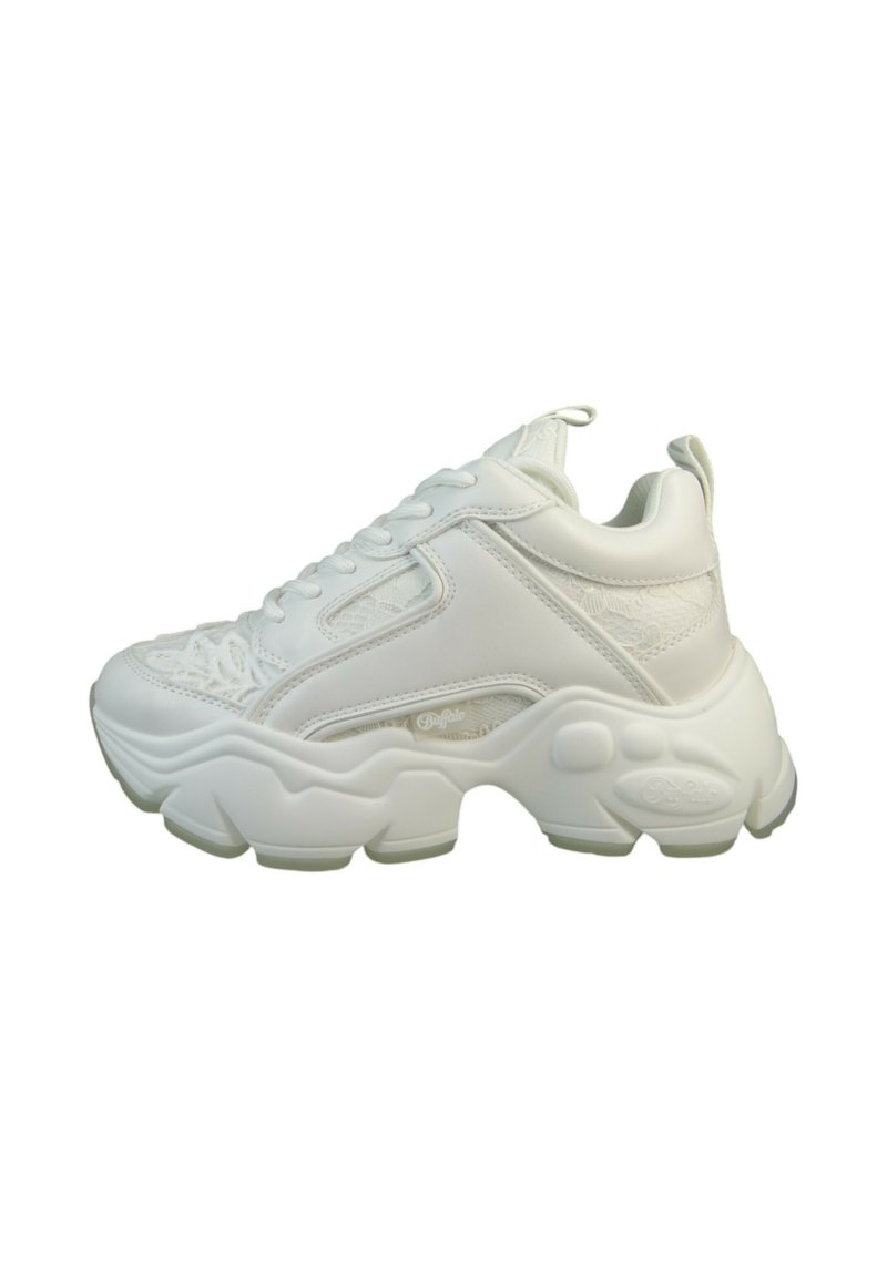 Sneaker de sport blanche avec une tige en cuir texturé, semelle en caoutchouc épaisse et design à lacets. Présente un logo sur le côté et une languette rembourrée.