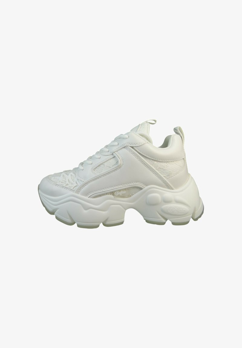 Baltos sportinės kedės su tekstūruota odos viršutine dalimi, storu guminio padu ir raištukais. Šone matomas logotipas, o liežuvis paminkštintas.