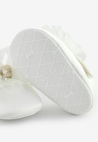 Baker by Ted Baker REGULAR FIT - Zapatos de bebé - cream