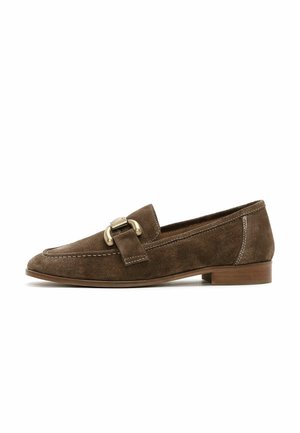 Mocassin en daim marron avec détail de boucle dorée et petit talon en bois, profil latéral sur fond blanc.