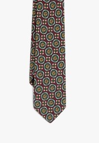 Corbata burdeos con patrones circulares en tonos dorados y verdes, fabricada en una tela suave, que se estrecha hacia un extremo puntiagudo.