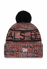 Strickmütze in Orange, Grau und Schwarz mit einem Pompon oben. Verfügt über ein Logo-Patch und fettgedruckte Schrift entlang des Bands.