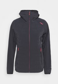 Veste isolante noire avec une texture matelassée, une capuche et des accents de fermeture éclair rouges. Comprend deux poches latérales et un logo sur l'épaule.