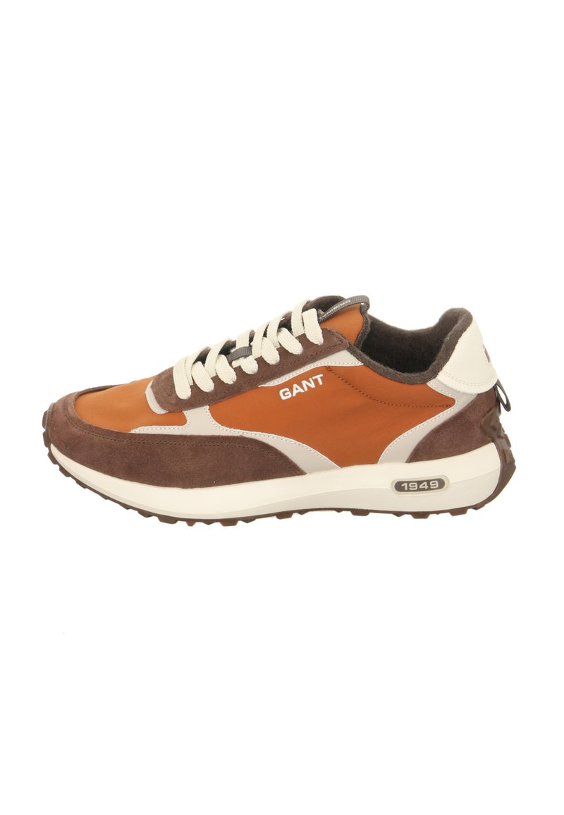 Brauner und orangefarbener Sneaker mit weißen Akzenten, aus Wildleder und Netzmaterial, mit kontrastierenden Texturen, Schnürverschluss und Gummilaufsohle.