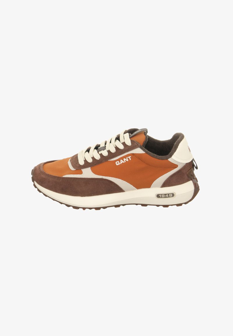 Brauner und orangefarbener Sneaker mit weißen Akzenten, aus Wildleder und Netzmaterial, mit kontrastierenden Texturen, Schnürverschluss und Gummilaufsohle.