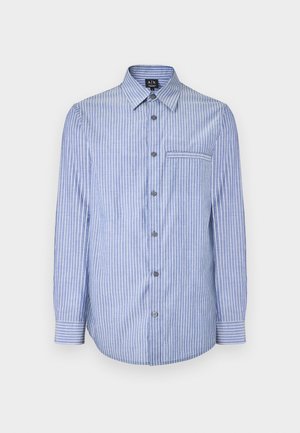 Svijetloplava košulja dugih rukava sa bijelim vertikalnim prugama, džepom na prsima i oštrim kragnom.