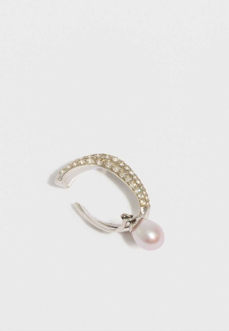 Sudraba riņķa auskari ar skaidriem spīdumiem rotātiem rhinestone un vienu gaiši rozā asaras formas pērlīti, kas karājas no aizdares.