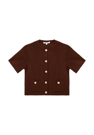 Brauner kurzärmeliger Strickcardigan mit rundem Ausschnitt, sechs Knöpfen vorne und zwei aufgesetzten Taschen mit Knöpfen auf Taillenhöhe.