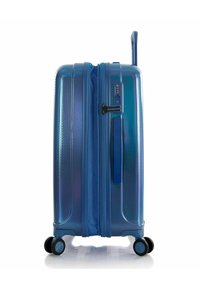 Harde blauwe koffer met een getextureerd oppervlak, dubbele ritsen, geïntegreerd cijferslot en vier wielen voor mobiliteit.