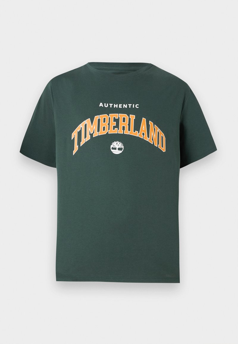 T-shirt in cotone verde con collo rotondo e maniche corte. Presenta la scritta "AUTHENTIC TIMBERLAND" in bianco e arancione, con un logo ad albero sotto.