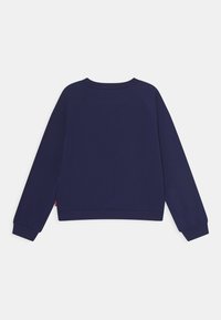 Felpa blu navy con collo a giro, maniche raglan e polsini a coste. Tessuto morbido, con una piccola etichetta logo sul lato.