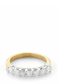 Zelta gredzens ar piecām apaļām, caurspīdīgām dārgakmeņiem, kas iestiprināti sudraba stiprinājumos, parādot gludu virsmu un polētu apdari.