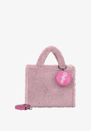 Bolso de mano de pelaje sintético rosa con asas cortas, forma cuadrada y etiqueta de logo redonda. Incluye una correa desmontable de color a juego.