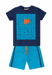Marineblå bomulds T-shirt med stort turkist alfabetisk grafik og orange detaljer; parret med turkise shorts med en orange snørrebånd.