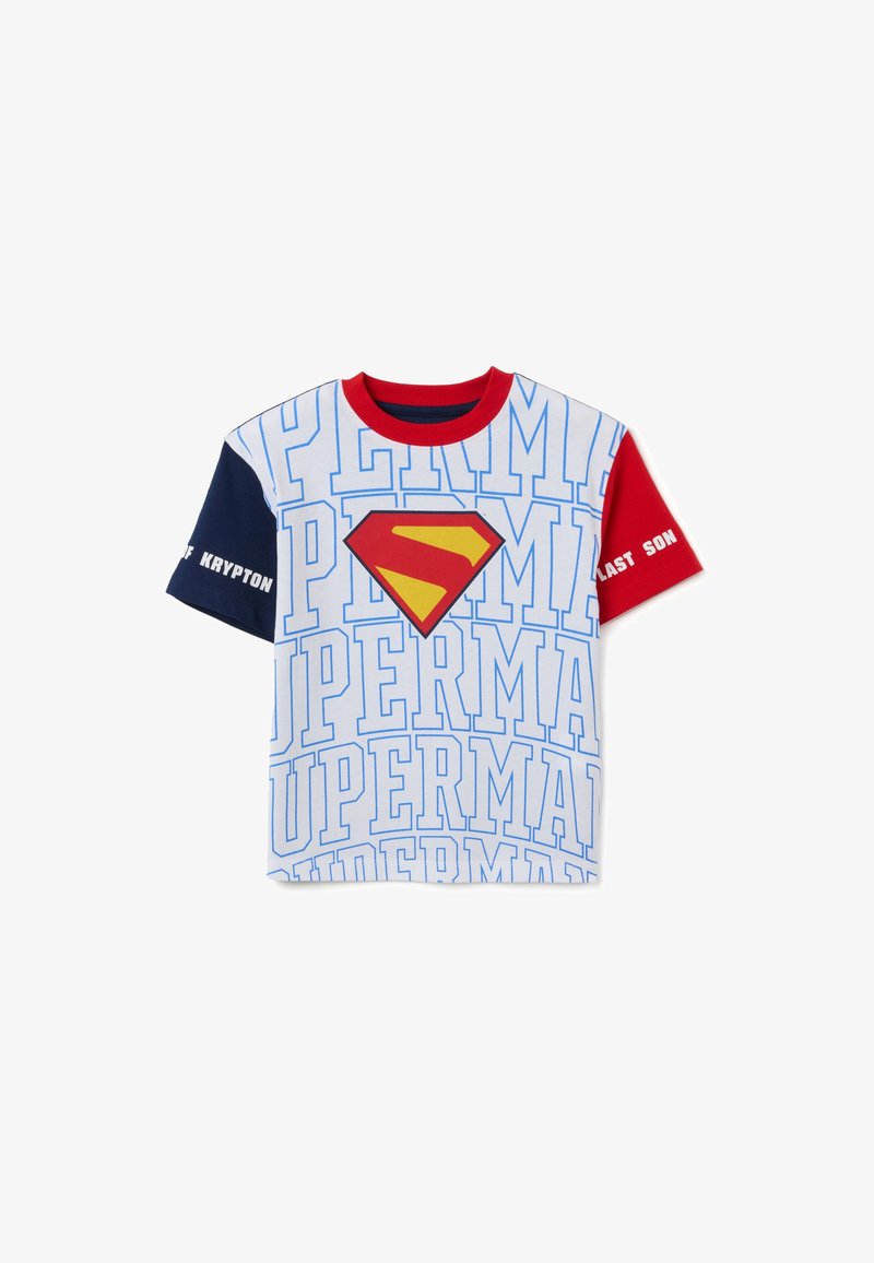 T-shirt met een blauw en wit ontwerp met de tekst "Superman". Gecontroleerd rood en geel Superman-logo; marineblauwe en rode mouwen; gemaakt van katoen.