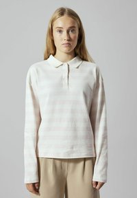Polo a maniche lunghe in morbido cotone con righe orizzontali rosa pallido e bianche, dotato di un colletto e una chiusura a tre bottoni.