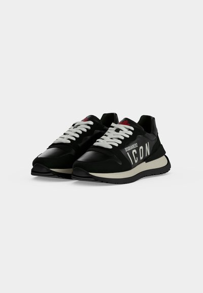 Baskets noires avec lacets et semelle blancs, avec le texte "DSQUARED2 ICON" sur le côté et une feuille d’érable rouge sur la languette.