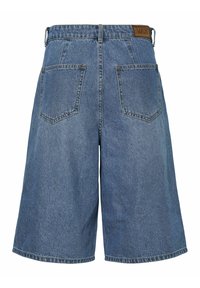 Farkkushortsit keskisinisessä sävyssä, joissa on korkea vyötärö, leveä lahje, kaksi takataskua ja ruskea nahkainen brändilogo vyötärönauhassa.